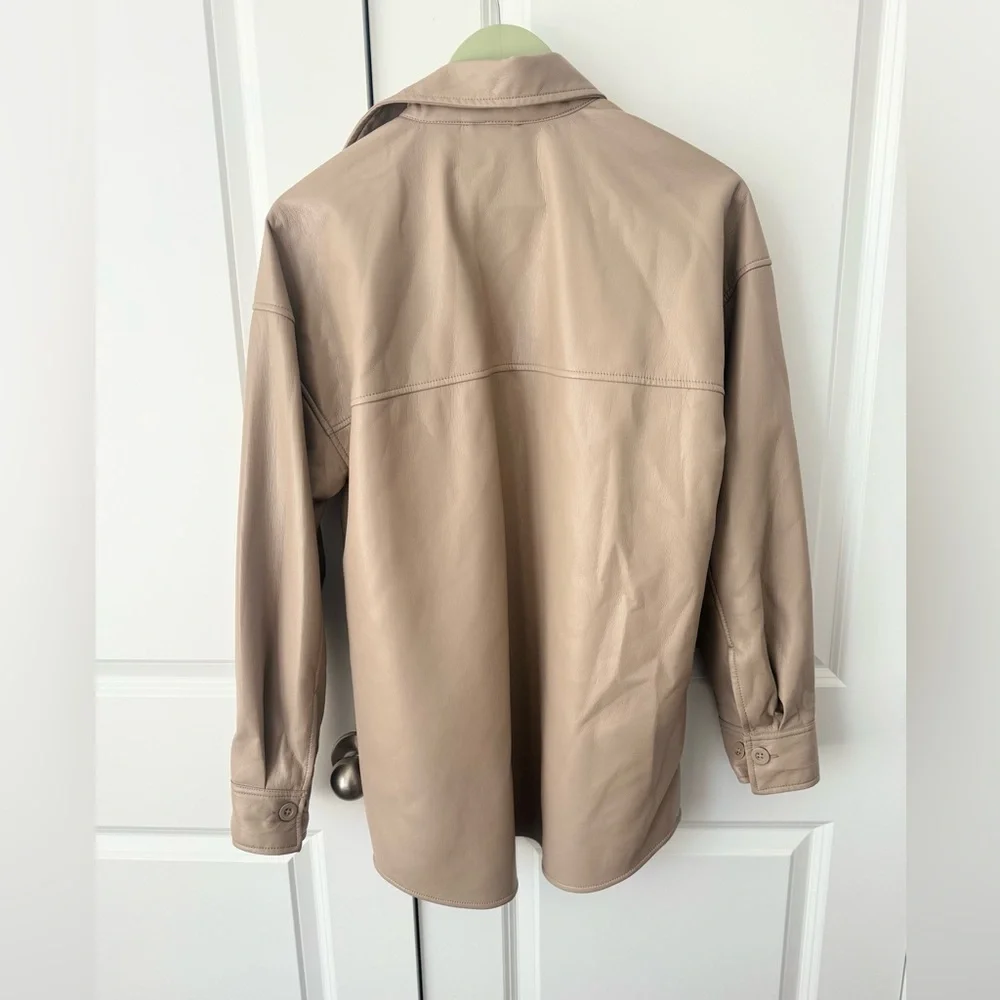 Aritzia Babaton Pelli Shirt Jacket Small in color Fluent Taupe - Picture 4 of 7